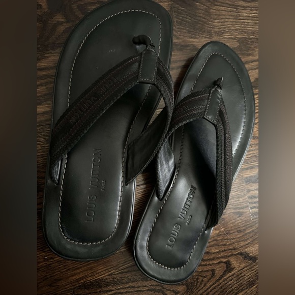 Louis Vuitton men’s leather flip flops - Picture 9 of 10